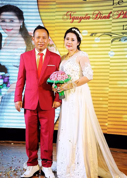Năm 2017, ca sĩ - MC Lê Tuấn Anh chia sẻ hình ảnh hôn lễ trong âm thầm của Tuyết Hương với đại gia Nguyễn Đình Phú. Ảnh: Thế giới điện ảnh