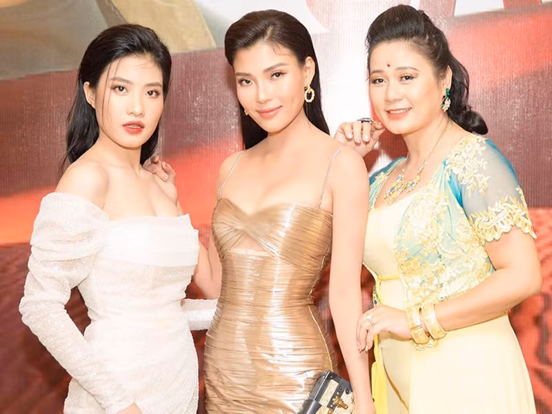 Hiện tại, Tuyết Hương chia sẻ trạng thái trên Facebook là "độc thân".