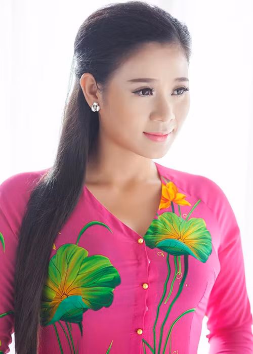 "Đủ" của "Cát đỏ" cho biết, sau 6 tháng quay phim, cô phải dưỡng da, giảm cân. Hiện tại, Tuyết Hương lấy lại được làn da trắng nhưng vẫn chưa thể về dáng cũ.