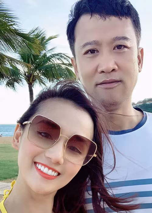 Ngày Lã Thanh Huyền chuẩn bị lâm bồn, doanh nhân Trần Anh tặng chiếc xế hộp 4 tỷ. Kỷ niệm 4 năm ngày cưới, hai vợ chồng du lịch châu Âu.