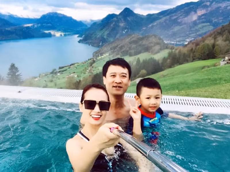 “Điều đó giúp tôi cảm thấy vững vàng trên con đường mình đi, giống như là tôi cứ ngã, hay nếu công việc kinh doanh có thua lỗ, không may mắn cũng không sao, anh sẽ luôn đứng đó đỡ tôi dậy”, Lã Thanh Huyền chia sẻ.