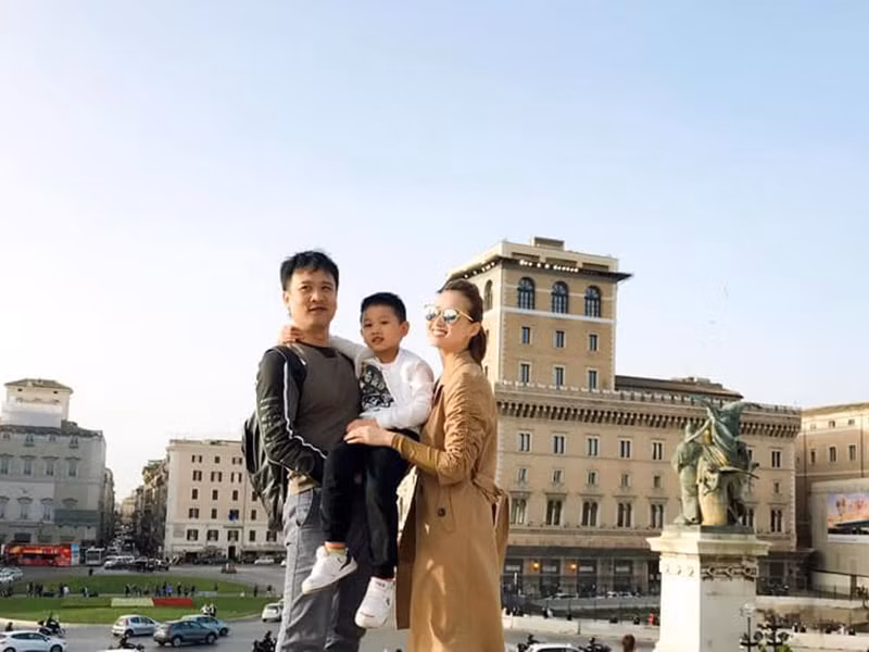 Ông xã của Lã Thanh Huyền còn thường xuyên tặng vợ món quà đắt tiền.