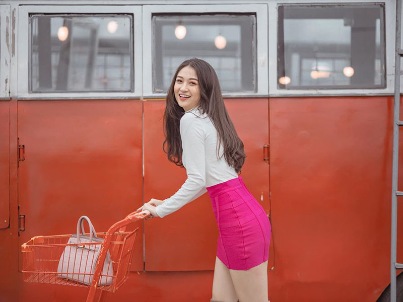 Người đẹp đến từ Hà Nam có gu thời trang tinh tế.