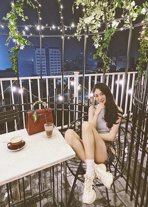 Sau khi xuất hiện trên fanpage cuộc thi, Anh Thư trở thành cái tên được nhiều cư dân mạng tìm kiếm.