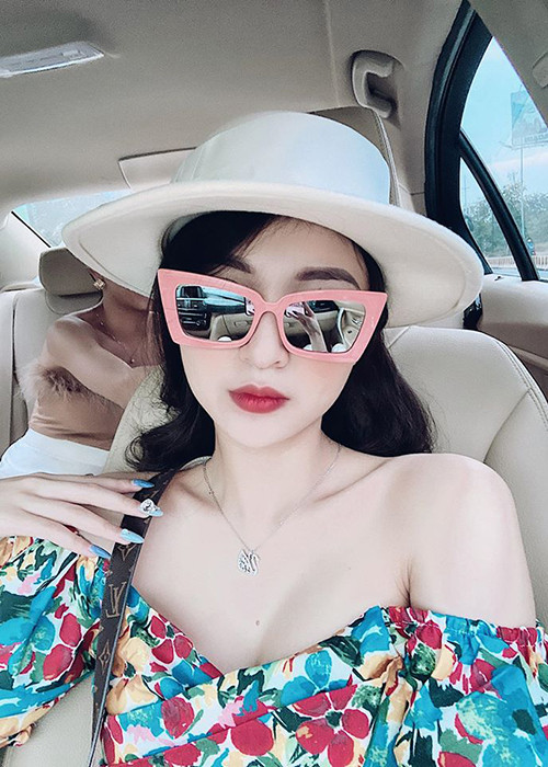 Cô từng đóng vai phụ trong "Đại gia chân đất", "Về nhà đi con", "Tình yêu và tham vọng".