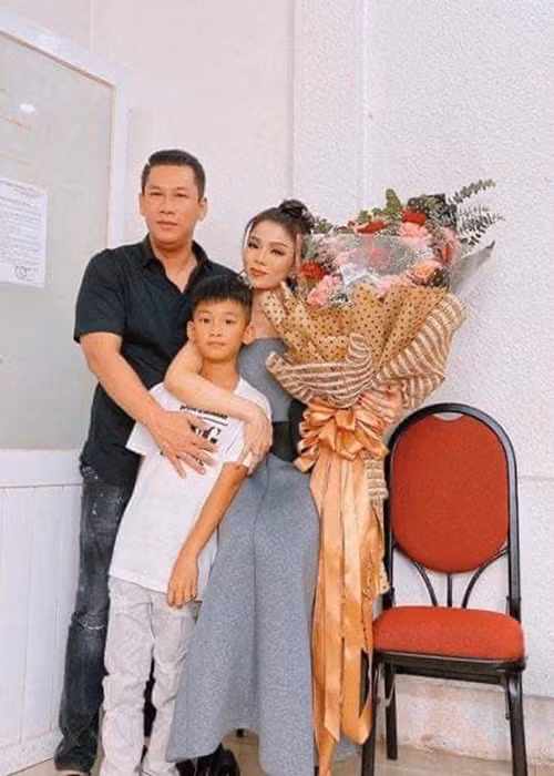 Trả lời trên Thanh Niên, ông xã của Lệ Quyên cho biết, vợ chồng anh chưa ly hôn nhưng ông chủ phòng trà không trả lời về mối quan hệ giữa vợ và một chàng trai lạ mặt.