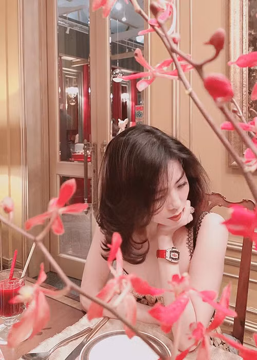 Trước khi vướng tin đồn hôn nhân rạn nứt, gần đây, Lệ Quyên không thường xuyên đăng ảnh bên chồng như thường thấy.