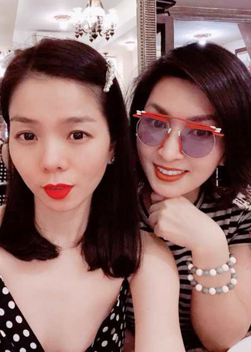 Trong khi Lệ Quyên có sự nghiệp ca hát thành công ở Việt Nam, Hồng Nhung có chỗ đứng riêng khi định cư ở nước ngoài nhiều năm.