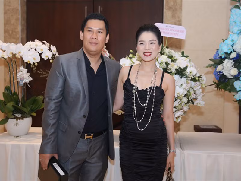 Lệ Quyên đang vướng nghi vấn hôn nhân với ông chủ phòng trà Đức Huy rạn nứt sau 9 năm làm đám cưới. Ảnh: Dân Việt