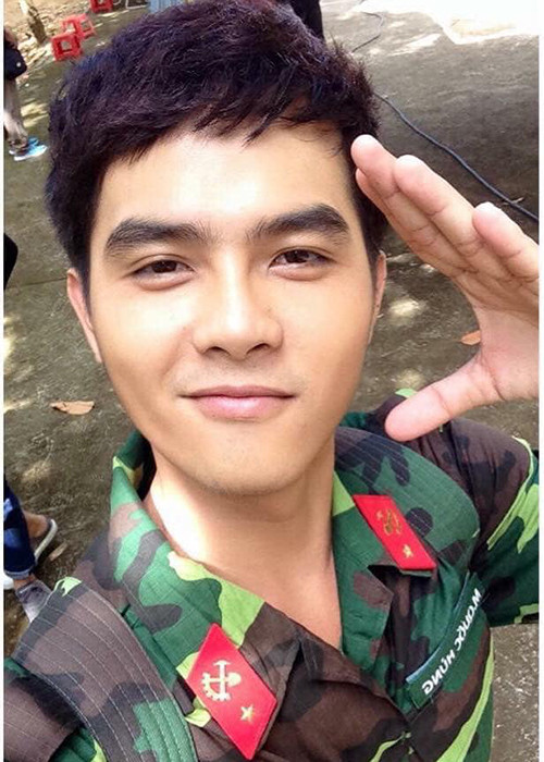 Thanh Tùng là thành viên của sân khấu kịch Thế Giới Trẻ. Anh từng đóng các vở kịch: "Mỹ nam đại chiến", "Lạnh nhẹ", "Hồn anh xác em".