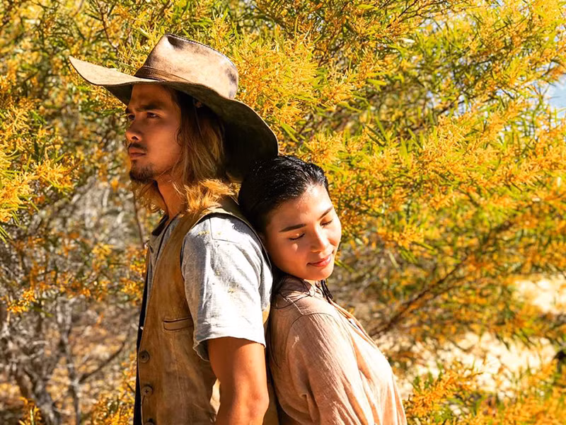 Trong "Cát đỏ", Thanh Tùng vào vai Nguồn - một chàng cao bồi chăn cừu có vẻ ngoài bụi bặm, bên ngoài lạnh lùng, bên trong ấm áp.