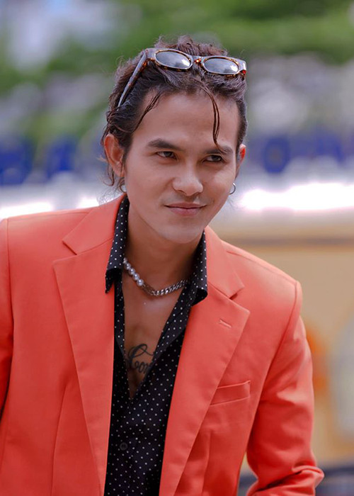 Hữu Thanh Tùng sinh năm 1992, đến từ Vũng Tàu. Anh tốt nghiệp trường Đại học Sân khấu điện ảnh TP.HCM.