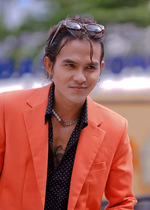 Hữu Thanh Tùng sinh năm 1992, đến từ Vũng Tàu. Anh tốt nghiệp trường Đại học Sân khấu điện ảnh TP.HCM.