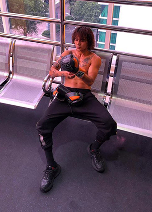 Nam diễn viên còn phải bôi thêm thuốc mọc râu để có gương mặt già dặn của nhân vật Nguồn.