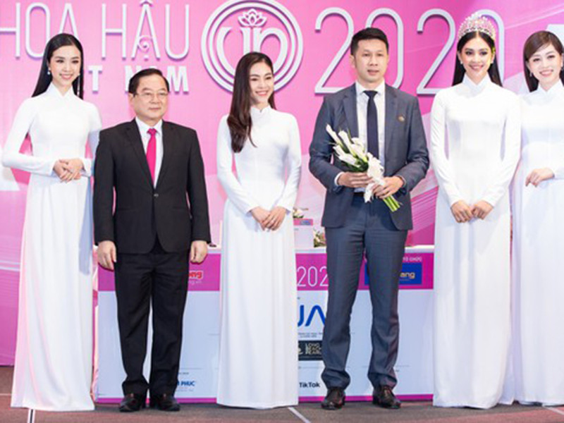 Trong nước, cuộc thi Hoa hậu Việt Nam 2020 lùi lịch các vòng thi đầu tiên dự kiến bắt đầu vào tháng 8 sang tháng 10. Mời quý độc giả xem video "Đỗ Mỹ Linh đăng quang Hoa hậu Việt Nam 2016". Nguồn VTC