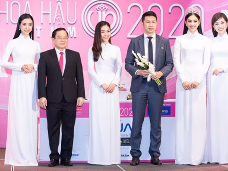 Trong nước, cuộc thi Hoa hậu Việt Nam 2020 lùi lịch các vòng thi đầu tiên dự kiến bắt đầu vào tháng 8 sang tháng 10. Mời quý độc giả xem video "Đỗ Mỹ Linh đăng quang Hoa hậu Việt Nam 2016". Nguồn VTC