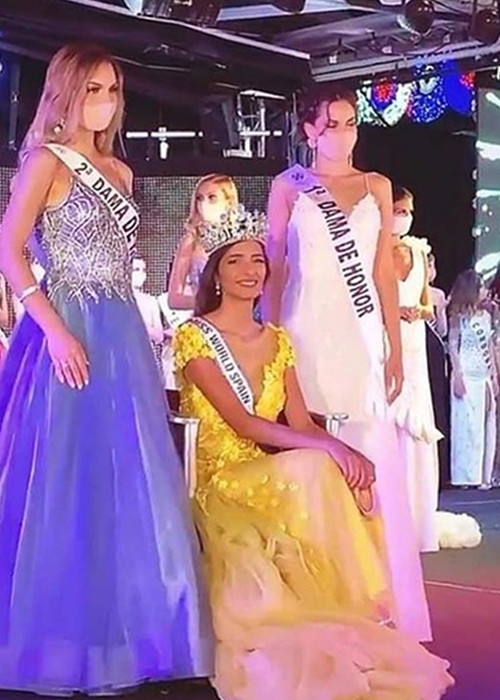 Trong vòng thi ứng xử Hoa hậu Thế giới Tây Ban Nha 2020, các thí sinh được tháo khẩu trang để trả lời câu hỏi nhưng micro được bọc tấm che giọt bắn riêng. Ngoài ra, trong thời khắc đăng quang, chỉ có tân hoa hậu được phép cởi bỏ khẩu trang trong chốc lát để chụp ảnh. Ảnh: Vietnamnet