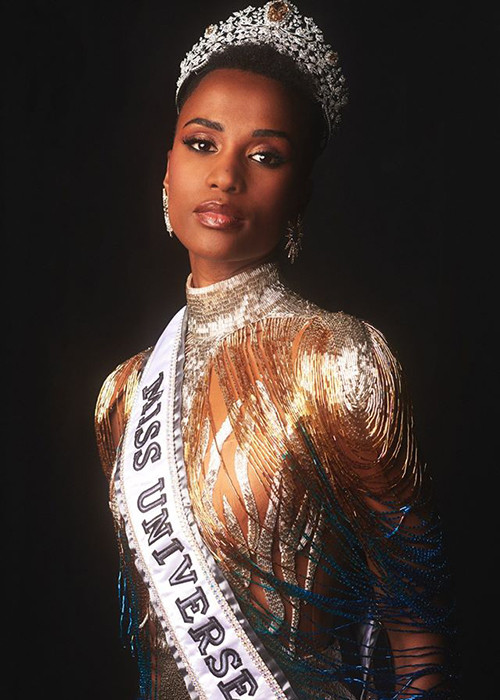 Hoa hậu Hoàn vũ Thế giới 2020 sẽ không được tổ chức vào cuối năm nay mà sẽ dời sang quý I của năm 2021 ở Mỹ. Thực tế, đây không phải là lần đầu tiên cuộc thi này dời lịch tổ chức. Gần đây nhất là năm 2014 và 2016, Hoa hậu Hoàn vũ Thế giới phải chuyển sang đầu năm kế tiếp vì khó khăn trong vấn đề tìm quốc gia đăng cai và nguồn tài trợ.