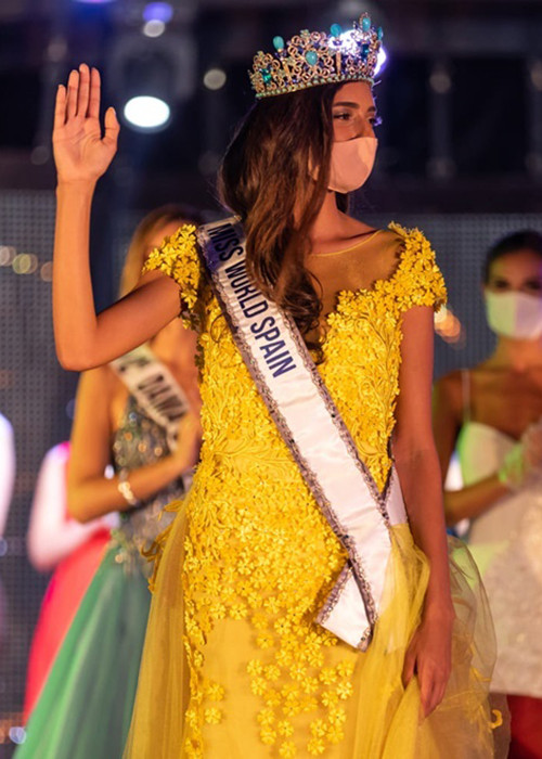 Cách đây không lâu, cuộc thi Hoa hậu Thế giới Tây Ban Nha 2020 vẫn được tổ chức. Tuy nhiên, ban tổ chức yêu cầu thí sinh đeo khẩu trang trong các phần trình diễn. Đêm chung kết chỉ có thí sinh, ban giám khảo, người dẫn chương trình và nhân viên hậu trường. Ảnh: Vietnamnet