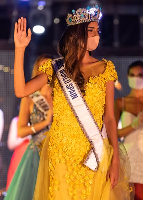 Cách đây không lâu, cuộc thi Hoa hậu Thế giới Tây Ban Nha 2020 vẫn được tổ chức. Tuy nhiên, ban tổ chức yêu cầu thí sinh đeo khẩu trang trong các phần trình diễn. Đêm chung kết chỉ có thí sinh, ban giám khảo, người dẫn chương trình và nhân viên hậu trường. Ảnh: Vietnamnet