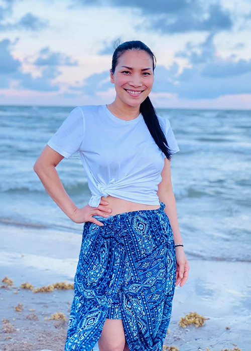 "Anh và tôi nắm tay tạo nên hạnh phúc và sự nghiệp như bây giờ. Điều ấy không hề đơn giản, nhưng với tôi hạnh phúc và thành công hay không thì tôi tin ở cách sống của mỗi con người. Với chúng tôi, hạnh phúc là cảm nhận và biết ơn đời đã cho chúng ta những gì ngày hôm nay và chấp nhận nó. Cuộc sống vừa đủ ấm no chính là hạnh phúc thật từ tận đáy con tim của mình", bà mẹ 3 con trải lòng.