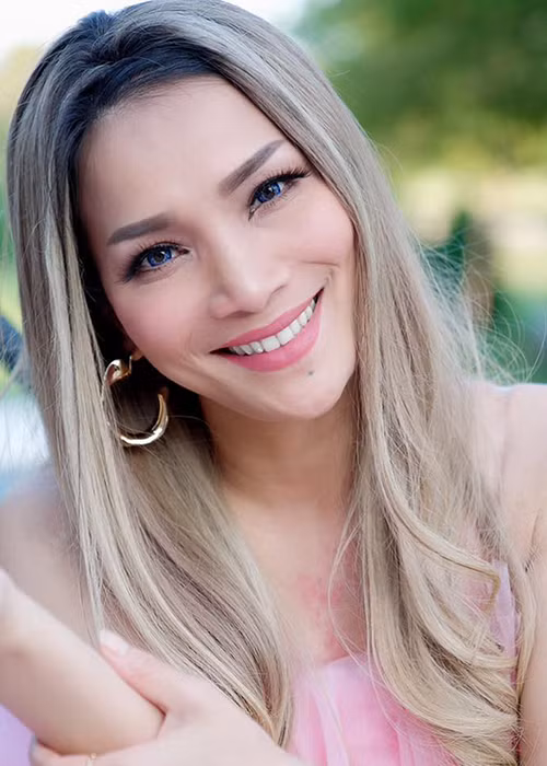 Nữ ca sĩ nhận được nhiều lời khen ngợi về nhan sắc mặn mà.