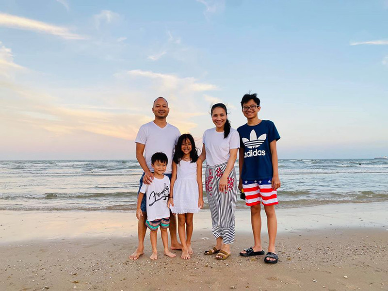 Hồi tháng 7, vợ chồng nữ ca sĩ đưa các con đi chơi biển.