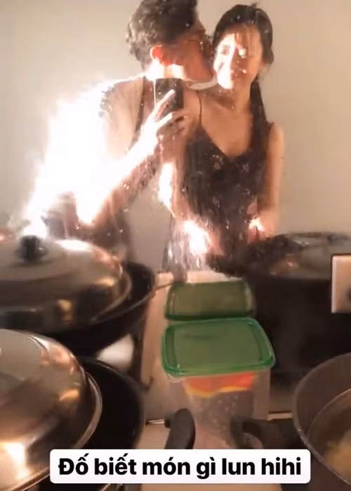 Cặp đôi khiến không ít người ghen tỵ bởi những hành động tình cảm.