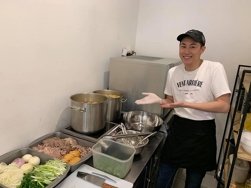 Nam ca sĩ hiện tại kinh doanh trà sữa và các món Việt.