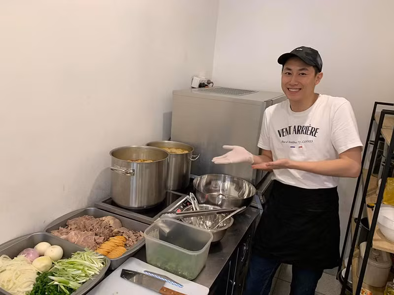 Nam ca sĩ hiện tại kinh doanh trà sữa và các món Việt.