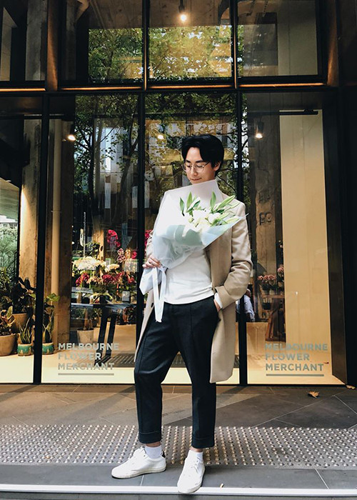 Anh tâm sự: "Đứng trên sân khấu 20000 khán giả hay đứng trên đường phố để biểu diễn. Nghệ sĩ mãi mãi là nghệ sĩ".