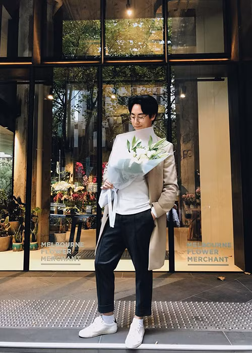 Anh tâm sự: "Đứng trên sân khấu 20000 khán giả hay đứng trên đường phố để biểu diễn. Nghệ sĩ mãi mãi là nghệ sĩ".