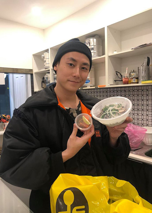 Rocker Nguyễn tự tay chế biến các món Việt.