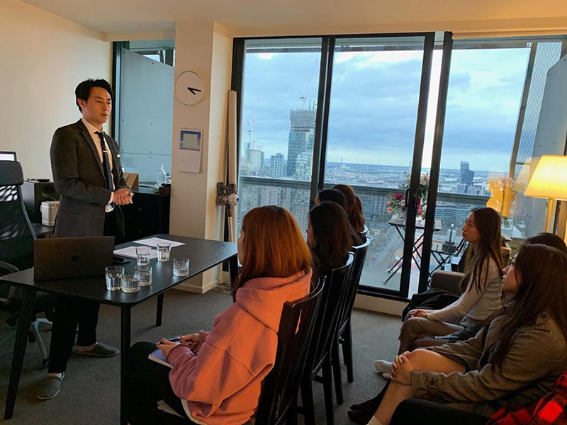 Cuộc sống sau khi rời showbiz của anh đầy bình yên.