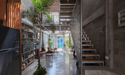 Kết cấu căn nhà được hình thành từ các khối và tường bê tông, bên trong sử dụng khá nhiều nội thất bằng gỗ tạo nên sự tương phản độc đáo cho không gian.