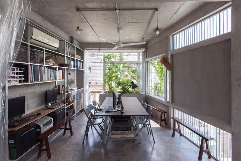 Không gian làm việc thoáng rộng, mát mẻ với thiết kế dạng mở, với nhiều cửa sổ.