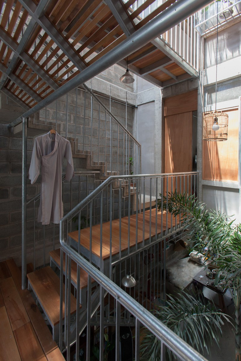 Cầu thang lưới giúp khu vực tầng dưới có thể nhận được ánh sáng từ trên chiếu xuống.
