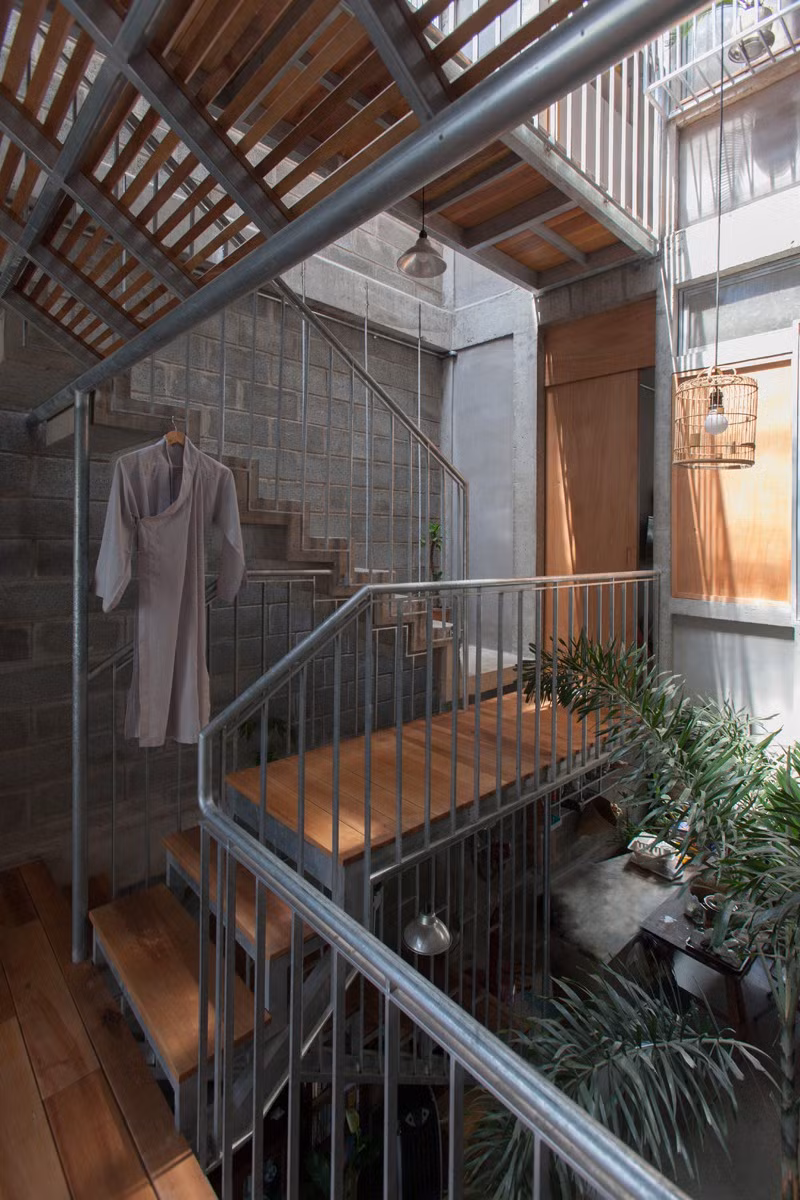 Cầu thang lưới giúp khu vực tầng dưới có thể nhận được ánh sáng từ trên chiếu xuống.