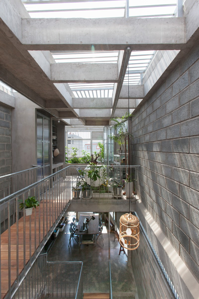Mặc dù được bao quanh bởi gạch khối nhưng không cảm giác bí bách ngược lại thông thoáng, trong lành nhờ cây xanh và giếng trời.