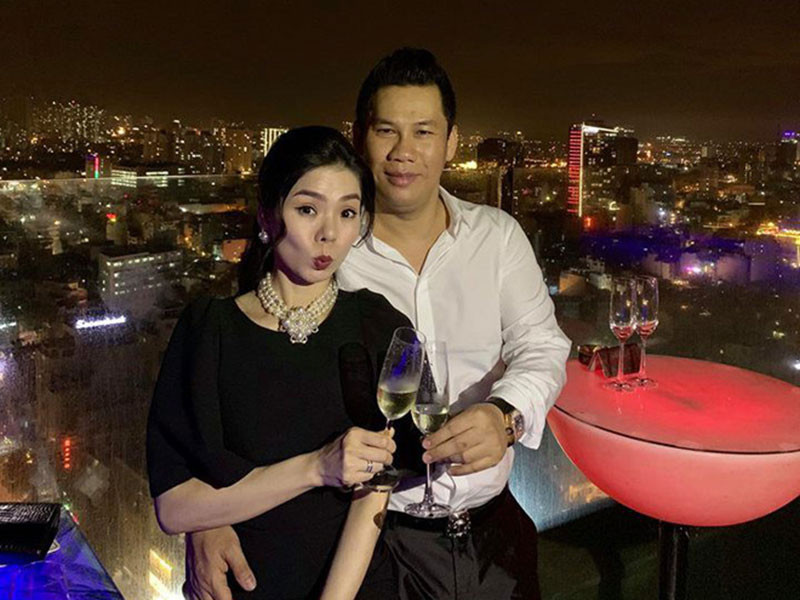 "Tôi không có gì để nói cả, mọi thứ như đã phơi bày như bạn biết và báo đài nói rồi. Hãy liên hệ trực tiếp với Quyên để có câu trả lời rõ hơn", ông xã của Lệ Quyên trả lời Saostar.