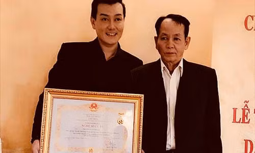 Gia canh kho khan cua ca si Tuan Phuong hon me vi viem mang nao-Hinh-2