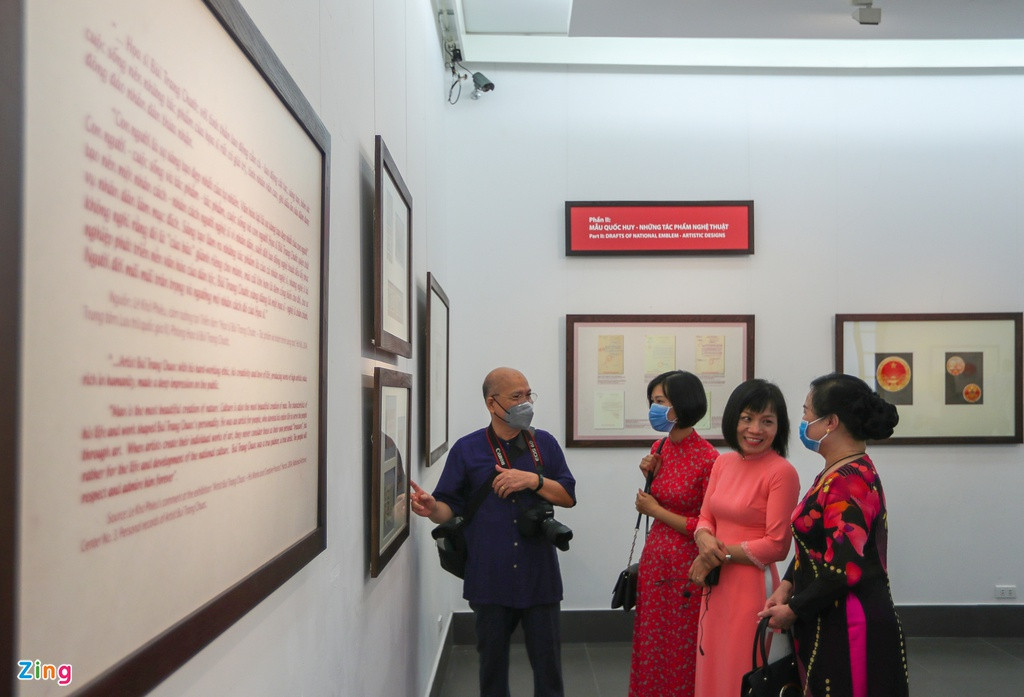 Triển lãm giới thiệu gần 200 tài liệu về sự ra đời của Quốc huy Việt Nam và bản gốc những phác thảo mẫu vẽ Quốc huy của họa sĩ Bùi Trang Chước, do gia đình ông gửi bảo quản tại Trung tâm Lưu trữ Quốc gia III.