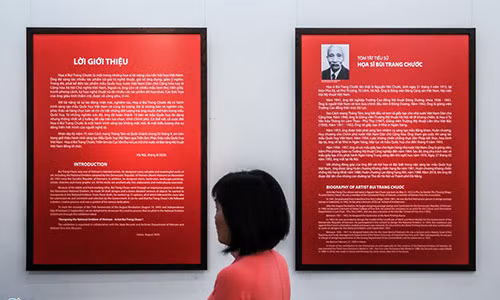 Ngày 25/8, triển lãm "Phác thảo mẫu Quốc huy Việt Nam" của hoạ sĩ Bùi Trang Chước khai mạc tại Bảo tàng Mỹ thuật Việt Nam (phố Nguyễn Thái Học, Hà Nội).