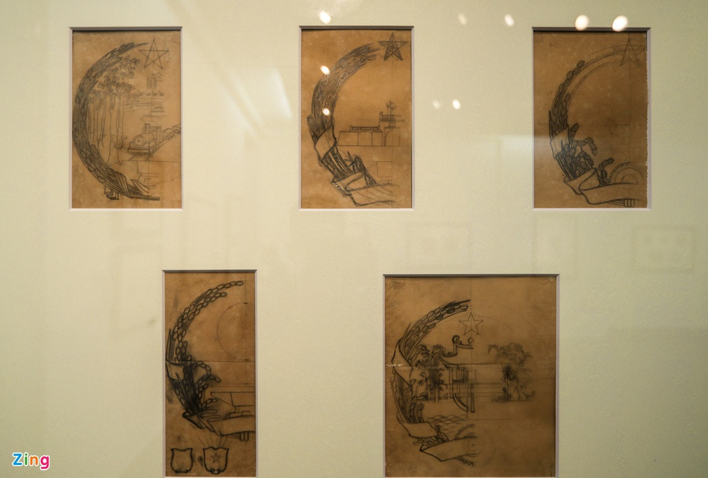 Trong triển lãm lần này, công chúng có cơ hội chiêm ngưỡng bản gốc của hơn 100 bản vẽ chì, vẽ màu mẫu Quốc huy, tem, giấy bạc…