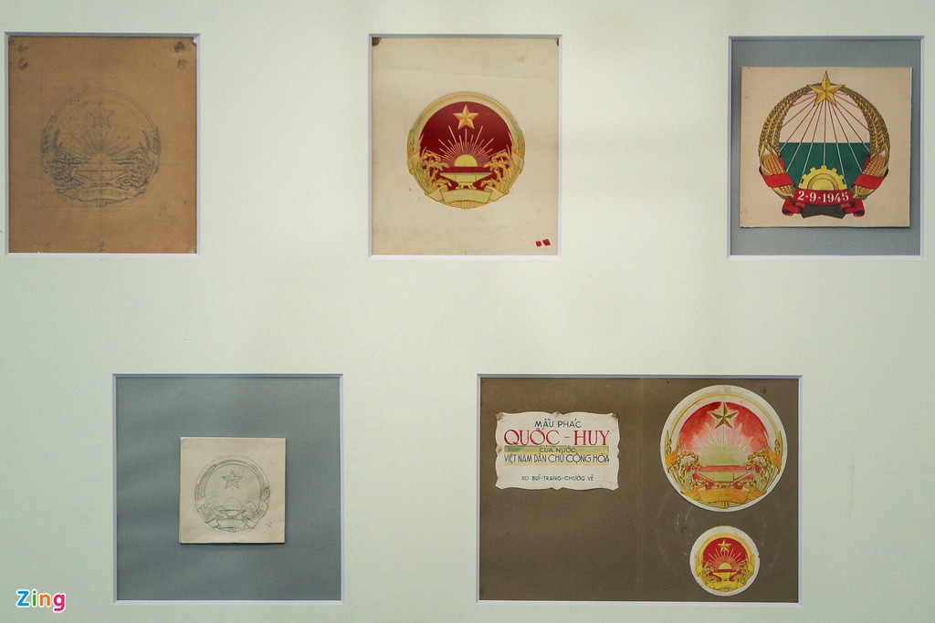 Năm 1953, ông được giao làm nhiệm vụ sáng tạo mẫu bằng khen, huân chương, huy chương cho Chính phủ nước Việt Nam Dân chủ Cộng hòa và bắt đầu tham gia cuộc thi sáng tác mẫu Quốc huy.