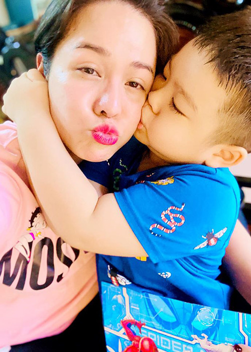 Nhật Kim Anh cho biết, hiện tại, cô vẫn chưa thể đón con trai về sống chung bởi cô và chồng cũ đang trong quá trình tranh chấp quyền nuôi con.