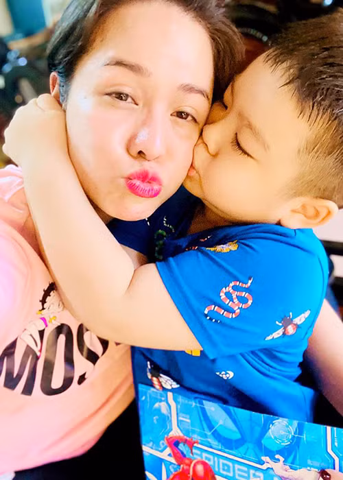 Nhật Kim Anh cho biết, hiện tại, cô vẫn chưa thể đón con trai về sống chung bởi cô và chồng cũ đang trong quá trình tranh chấp quyền nuôi con.