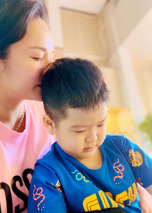 Ngoài bạn bè, đồng nghiệp, Nhật Kim Anh còn đón sinh nhật bên con trai.