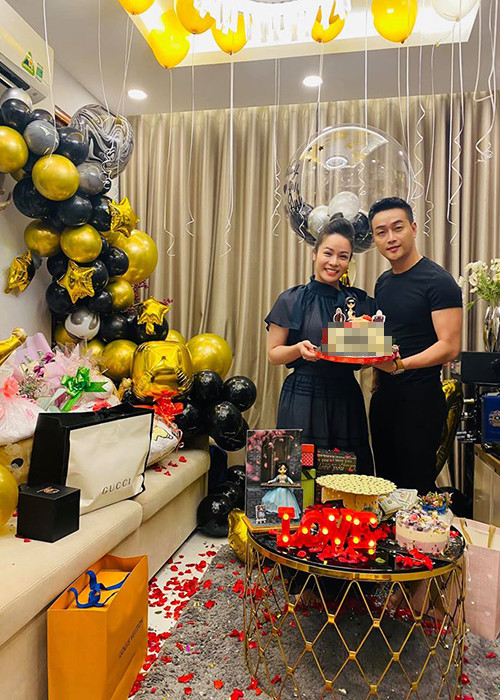 Mới đây, Nhật Kim Anh tiếp tục chia sẻ hình ảnh bên TiTi khi đón sinh nhật.