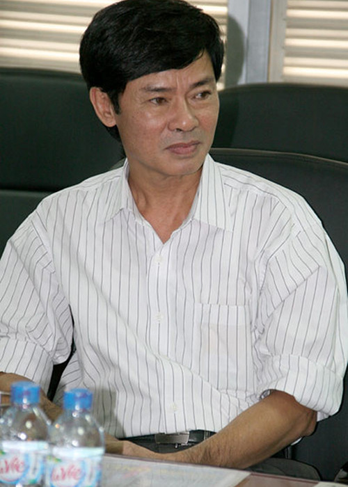 Nghệ sĩ Dũng Nhi kín tiếng về hôn nhân. Theo Vnexpress, ông có hai con, con trai cả là nghệ sĩ múa Lê Vũ Long, con gái là tiếp viên hàng không, định cư ở nước ngoài. Ảnh: PLO Mời quý độc giả xem video "Trương Ngọc Ánh tiết lộ lợi nhuận phim Việt triệu đô". Nguồn VTC